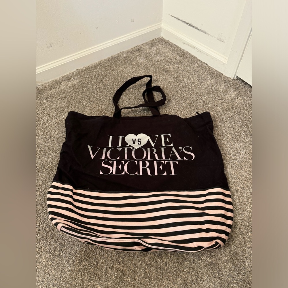 Victorias Secret zippered shoulder Bag